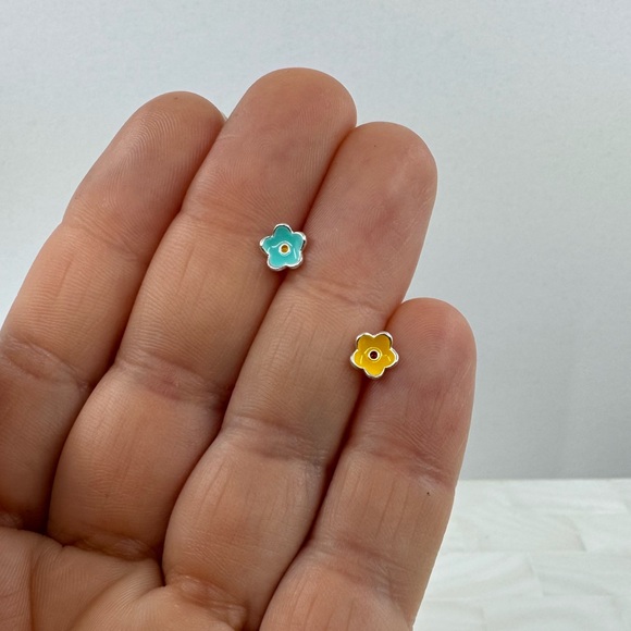 2/$30 Genuine 925 Sterling Silver Tiny Flower Stud Earrings Blue & Yellow - Picture 4 of 7